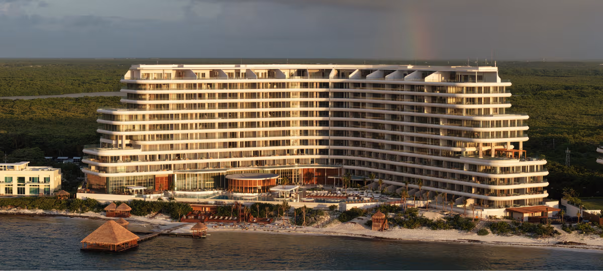 Vue extérieure du complexe The St. Regis Costa Mujeres, Cancún, présentant une architecture moderne et des aménagements paysagers luxuriants.