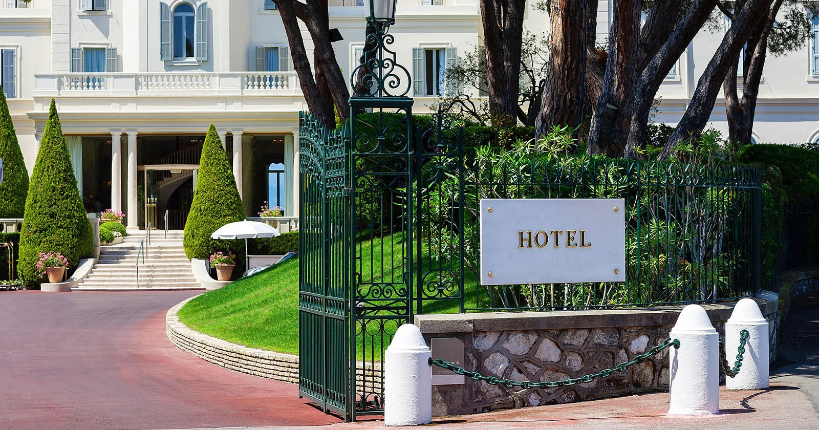 Luxury Hotel in South of France Bans Photography Because of Influencers | PetaPixel