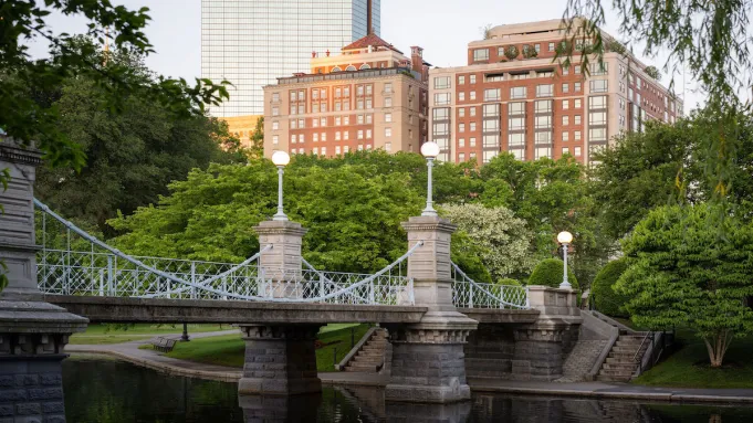 L'hôtel Newbury, Boston, extérieur avec le pont dans les jardins publics