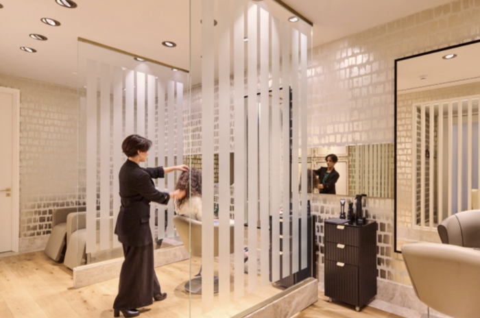 A close-up view of the Spa Garçon Èclat device in a luxurious hair spa setting