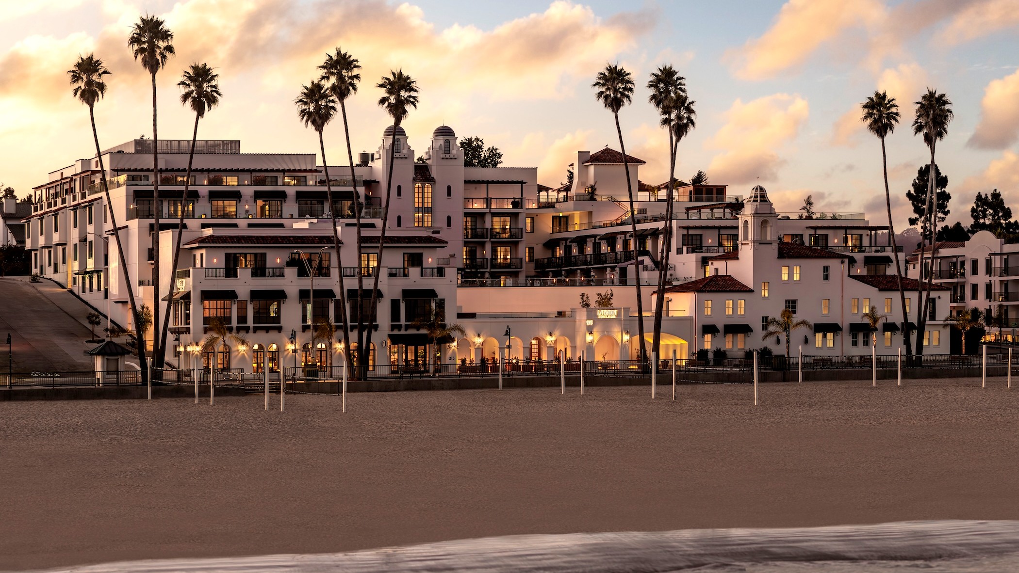 Vue extérieure d'un bâtiment d'hôtel de luxe moderne à Santa Cruz, Californie, possiblement près du littoral