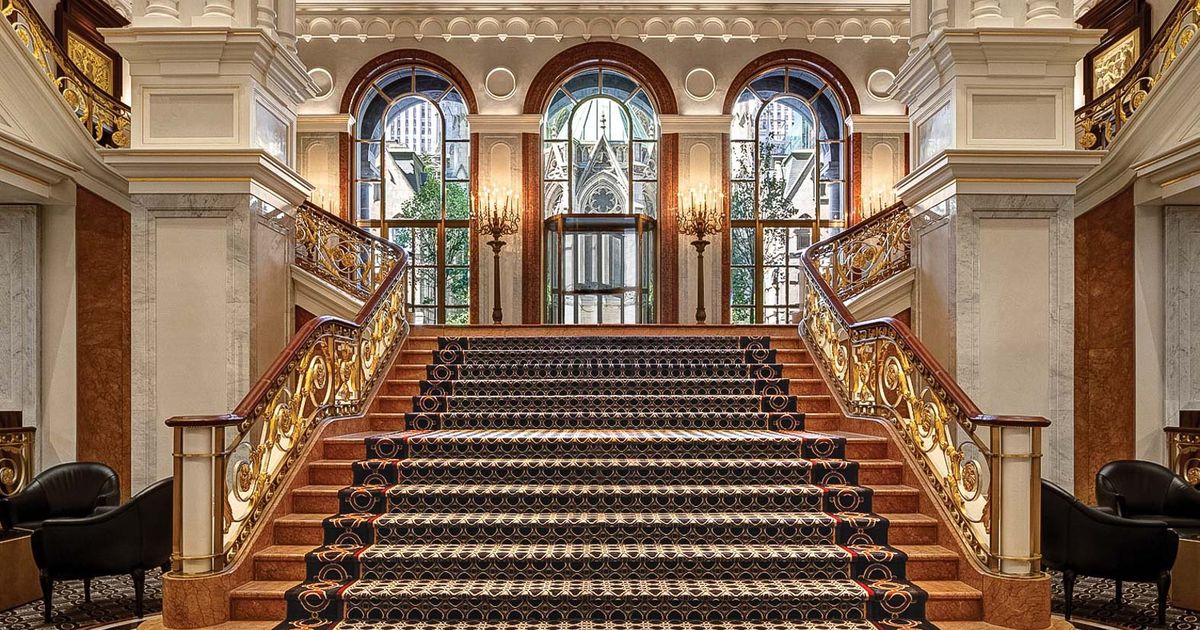 La façade du Lotte New York Palace Hotel, montrant les maisons historiques Villard et la tour moderne.