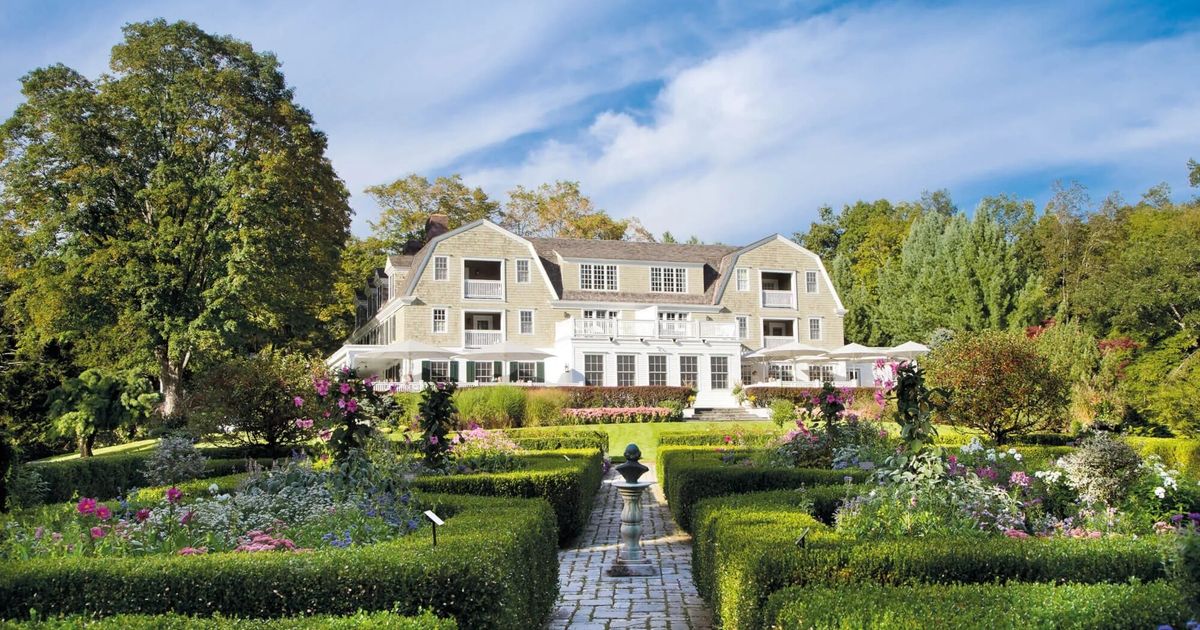 Vue extérieure du Mayflower Inn & Spa, niché au cœur d'une végétation luxuriante.
